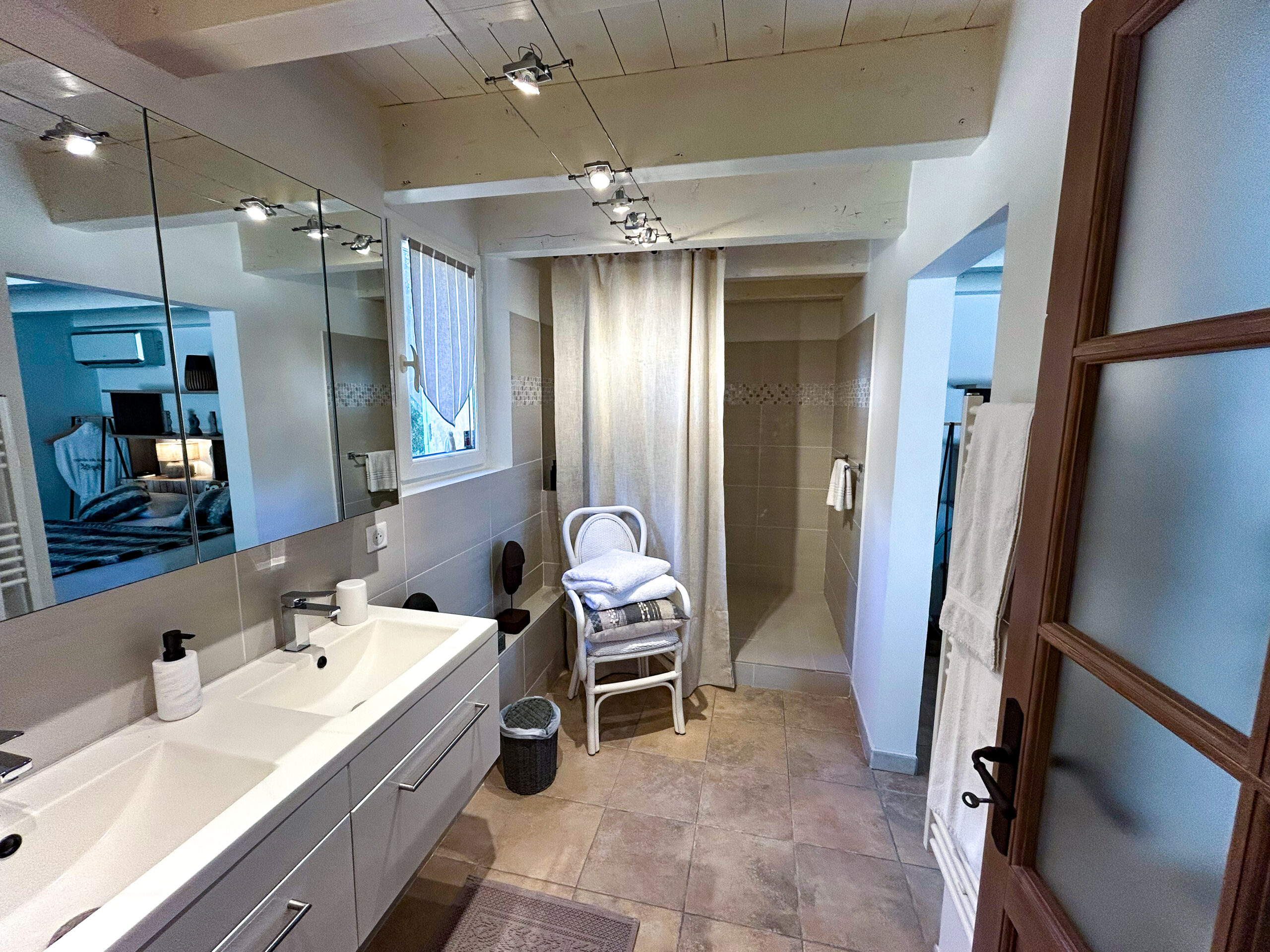 Salle de bain de la chambre Garrigue